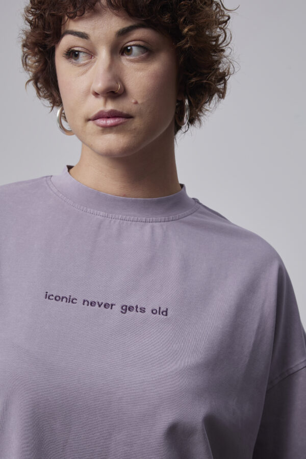 Lawendowy t-shirt damski FLOW iconic z haftem „iconic never gets old” – krój boxy unisex