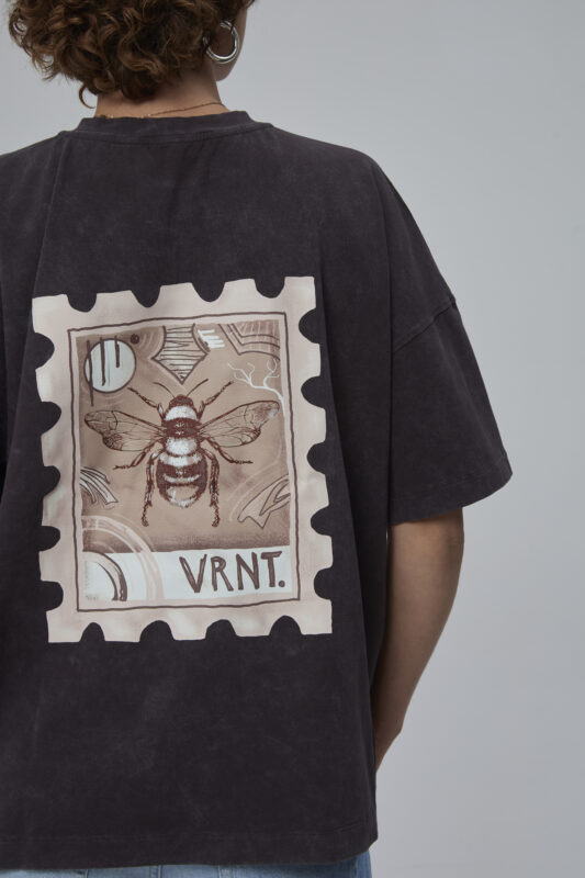 Brązowy t-shirt damski FLOW stamp boxy – grafika pszczoły w formie znaczka pocztowego na plecach